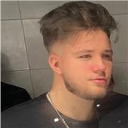 Profesor de matemáticas imparte clases a niños de primaria y de ESO